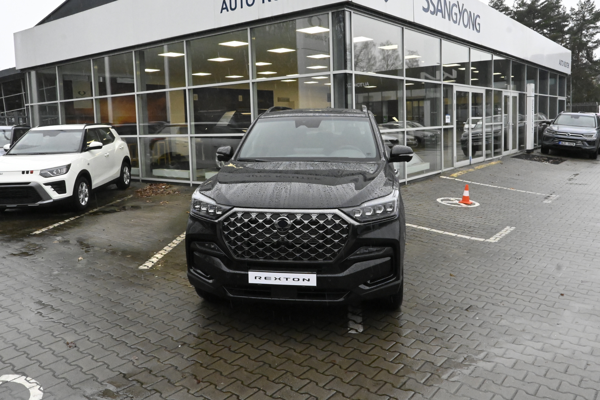 Rexton Premium+ AT 4x4 7-míst LAK BLACK EDITION